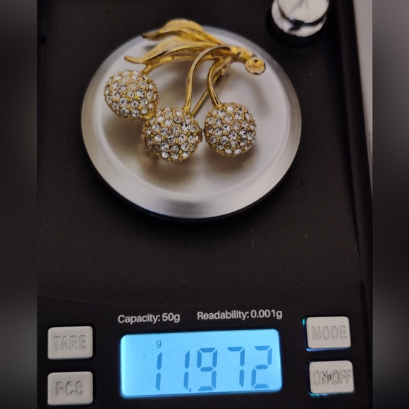 Vintage Dazzling Cherry Bunch Brooch - Picture 6 of 16